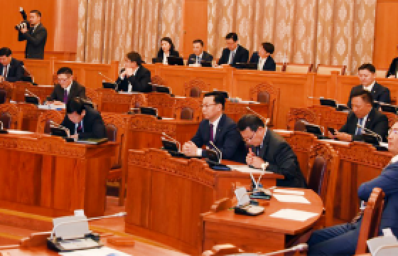 Ухаангүй ноёд, урагшгүй албат