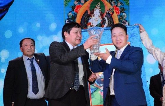 “Болор цом”-ын эзэн Б.Жамбалдорж: Цом хүртсэн шүлгээрээ хүний амьдралын эргэлтийг дуулсан