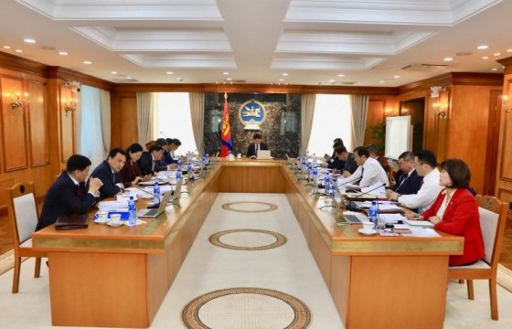 Засгийн газар эдийн засгийн хүндрэлийг даван туулах хуулийн төслүүдийг УИХ-аар яаралтай горимоор хэлэлцүүлнэ. 