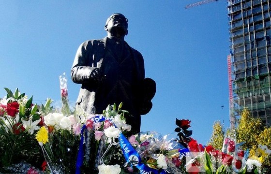 Санжаасүрэнгийн Зориг агсаны  дурсгалыг нь хүндэтгэж цэцэг өргөнө    