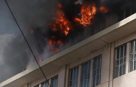 Их дэлгүүрт гарсан галын аюулаас 11 иргэнийг аварч, угаартсан  2 иргэнийг эмнэлгийн байгууллагад хүлээлгэн өгчээ.