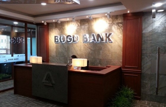 Богд банкны ажилтан банкныхаа зургаан сая төгрөгөөр мөрийтэй тогложээ