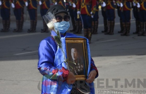 Төрийн өндөрлөгүүд Хэлмэгдэгсдийн хөшөөнд хүндэтгэл үзүүлж, цэцэг өргөлөө