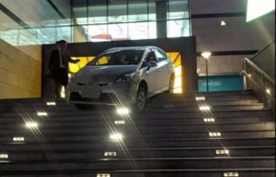 Согтуугаар явган хүний шатаар машинтай зорчжээ