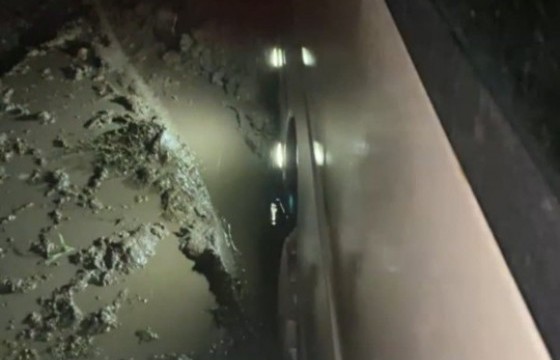 Тусгай үүргийн онгоцоор ирсэн 70 гаруй иргэний автобус шаварт сууж, хээр хоножээ