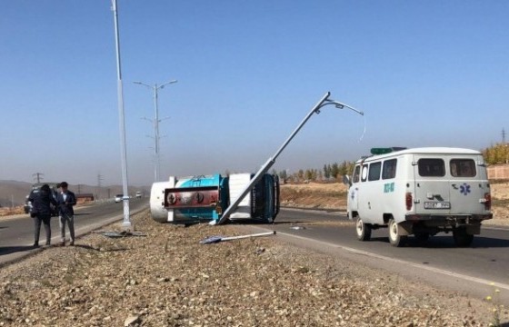 Налайхын замд ачааны машинууд мөргөлдсөн осол гарчээ