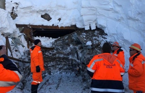 Цасан шуурганд боогдсон 15 иргэнийг аврагчид аварчээ