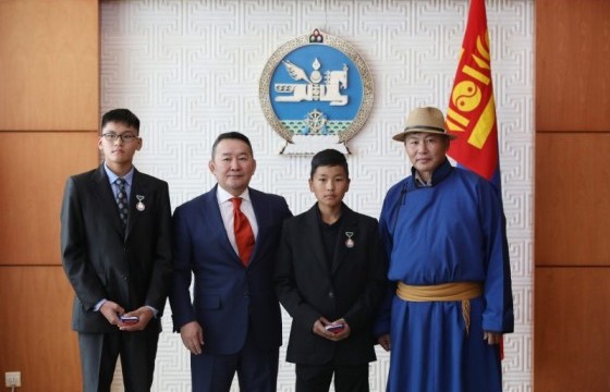 Үерийн аюулаас бага насны хүүхдийг хамгаалсан Б.Гурвансайхан, Б.Галбадрах нарыг “Шударга журам” медалиар шагналаа