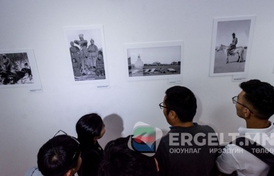 “Монгол орон Монголчууд” зургийн үзэсгэлэн