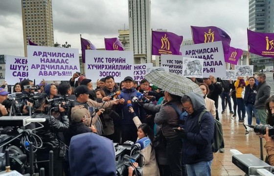 Дарга болох гэж хэт улайрсан ХҮН-ынхан унасан газраа дахин бүдэрлээ