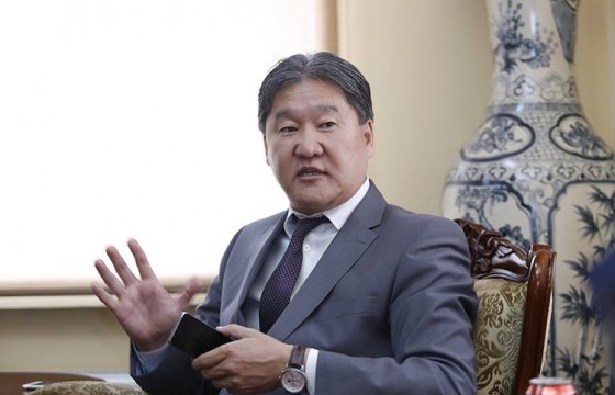 Нийслэлийн төсвөөс шамшигдуулдаг Р.Дагва дарга НИТХ-д ахиад нэр дэвшжээ