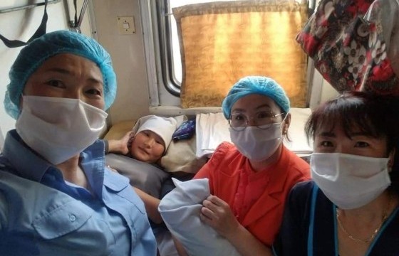 Галт тэрэгний үйлчлэгч Л.Мөнхболор: Ажлаа хийж яваад хоёр дахь хүүхдээ эх барьж авлаа