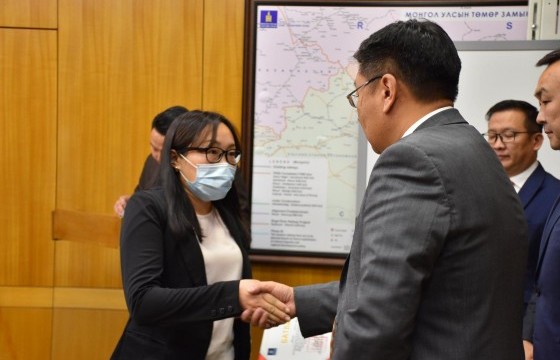 Онцгой нөхцөлд ажиллаж байгаа төрийн албан хаагчдад орон сууцны батламж гардууллаа