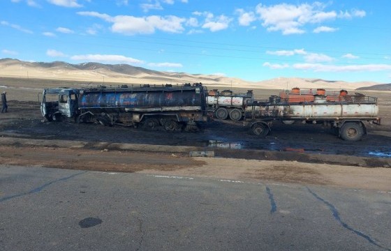 Шатахуун тээвэрлэж явсан машин осолдож, хоёр хүн бэртжээ