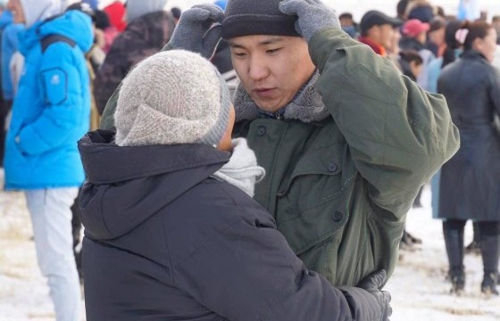 Баяртай ээж ээ, хүү нь цэрэгт явлаа