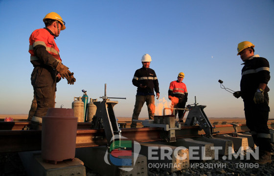 Тавантолгой-Гашуунсухайт чиглэлийн төмөр замын анхны суман шилжүүлгийг угсарлаа