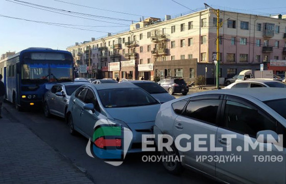 Тэнүүн-Огоо компанийн автобус тоормосгүй болж, дөрвөн машин мөргөлөө