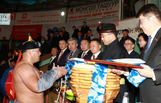 Нийслэлийн ойн баярт зориулсан хүчит бөхийн барилдаанд Улсын заан М.Бадарч түрүүлэв