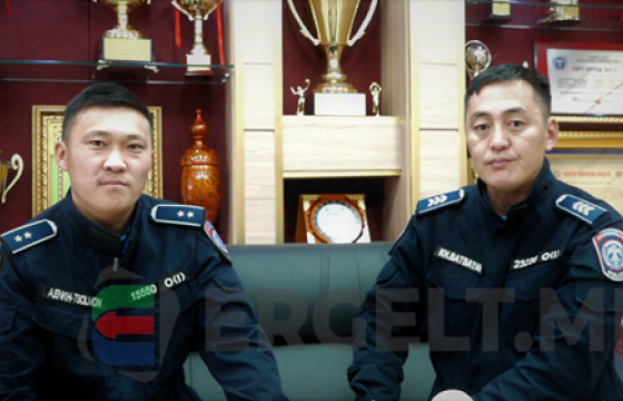  Галаас хүний амь аварсан цагдаагийн алба хаагчид: Дүрэлзсэн галаас хүнээ бушуухан л гаргах гэж зүтгэсэн