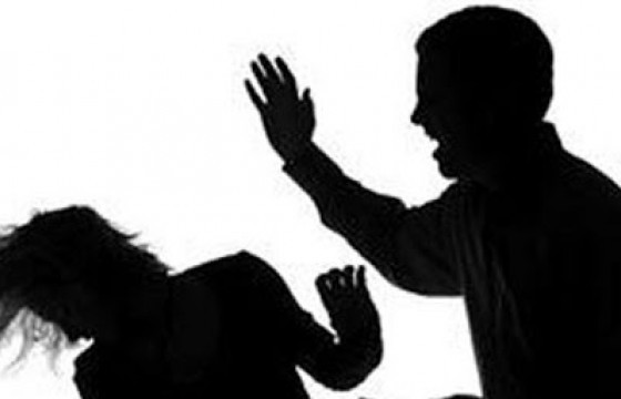 Эхнэрээ зодож, гэр бүлийн хүчирхийлэл үйлдсэн этгээдийг саатуулжээ