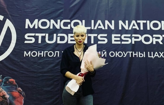 С.Хулан: Би цахим спорттой “гэрлэсэн”