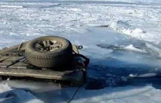 Хөвсгөл нууранд живсэн машин, техникийг татаж гаргана