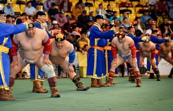 Улс тунхагласны баяраар бөхөө үзэж, бүх нийтээрээ амардаг байлаа