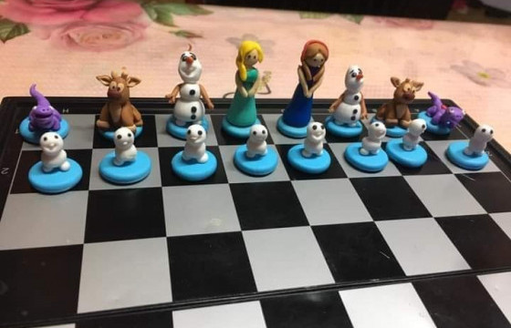 Г.ХОРОЛСҮРЭН: Хүүдээ дуртай баатруудаар нь шатар хийсэн минь олон хүнд таалагдсанд урамтай байгаа