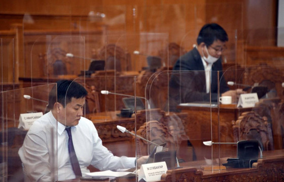 Чуулганы танхимд байршуулсан шилэн хаалтны талаар УИХ-ын дарга тайлбар хэлэв