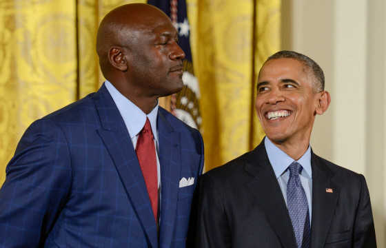 Барак Обама, Майкл Жордан нарын өмсгөл дуудлага худалдааны дээд үнийг тогтоогоод байна