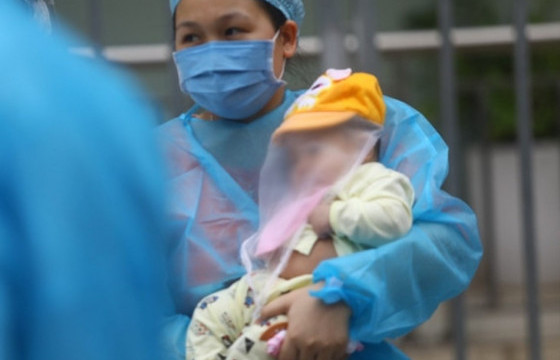 Гурван сартай нярай халдвар авсны улмаас эмчлэгдэж байгаа гэв