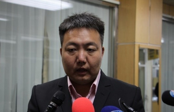 МҮОНРТ-ийн ажилчдын эсэргүүцэлтэй тулсан Ч.Батцэнгэл нэрээ татав