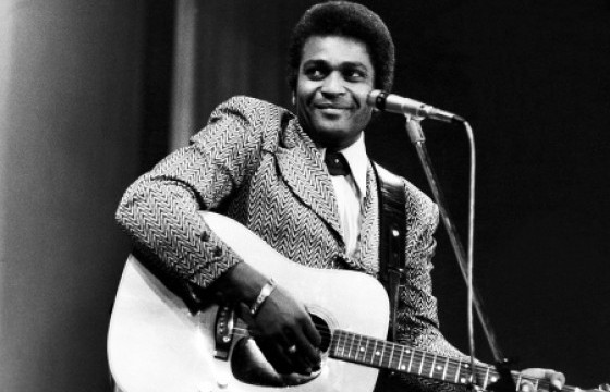 Каунтри хөгжмийн супер од Чарли Фрайд коронавирусийн халдварын улмаас нас баржээ