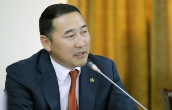 Ж.Мөнхбат: Ерөнхий сайд маань эрчим хүчээ хэмнэнэ гээд нэмэлт халаагуураа салгачихаад өрөөндөө сууж байна