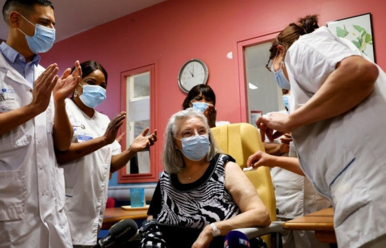 Европын холбооны улсууд коронавирусийн эсрэг вакцин иргэддээ тарьж эхэллээ