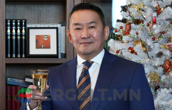 Ерөнхийлөгч Х.Баттулга он солигдох мөчид цалингийн зээл “тэглэх” бэлэг барих уу