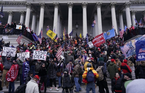 Дональд Трампыг дэмжигчид бослого гаргаж, нэг хүн амиа алджээ