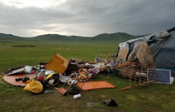 Хүчтэй салхины улмаас малчдын найман ханатай гэр нуржээ