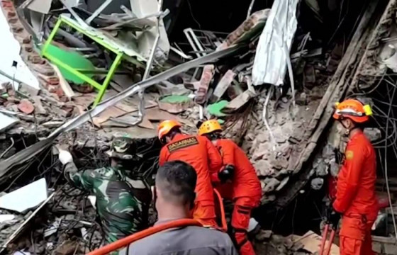 Индонезид 6.2 магнитуд хүчтэй газар хөдөлж, 67 хүн амиа алджээ