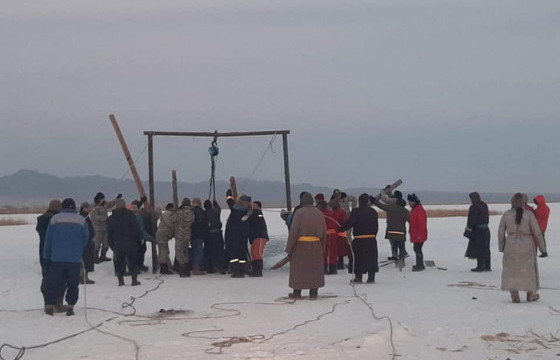 Ховд аймгийн Хар-Ус нууранд живсэн автомашиныг гаргажээ