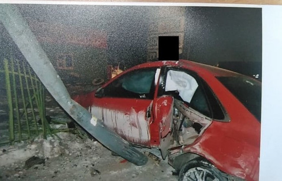 Автомашинаараа гэрлийн шон мөргөж, гурван хүн амиа алджээ