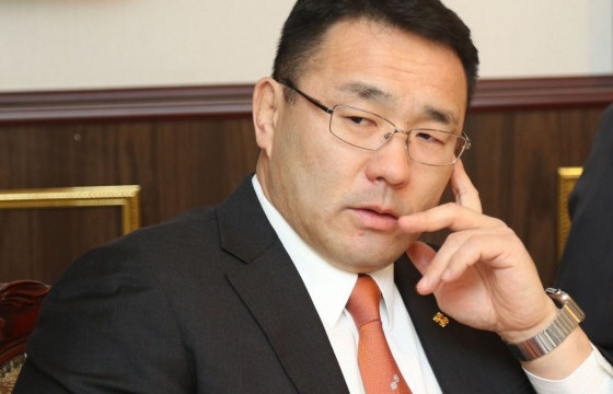 Хотын мээр хөшигний ард нуугдаж, ХАРИУЦЛАГААС МУЛТАРЧ үлдэхийг санаархаж байна