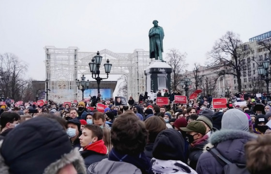ОХУ-д мянга мянган хүн Навальныйг суллахыг шаардаж, жагсаж байна