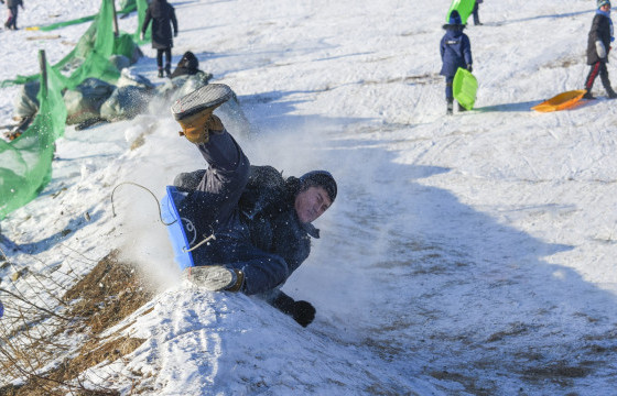 СЭРЭМЖЛҮҮЛЭГ: Хүүхдүүд гулгахдаа гар, хөлөө хугалах, хуванцар чарганы хэлтэрхий биед нь зоогдох тохиолдол их байна