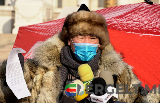 ФОТО СУРВАЛЖИЛГА: УИХ-ын гишүүн С.Ганбаатар хоёр дахь өдрөө өлсгөлөнгөө үргэлжлүүлж байна