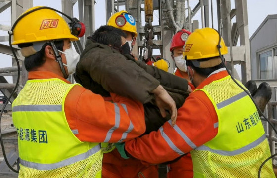 Хятадын уурхайд гацсан 11 хүнийг аварчээ