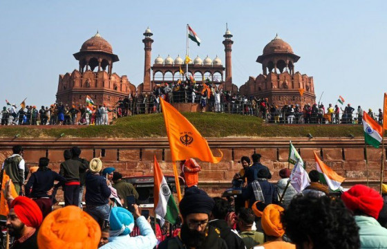 Энэтхэгийн тариаланчид шинэчилсэн хуулийг эсэргүүцэн жагсаж байна