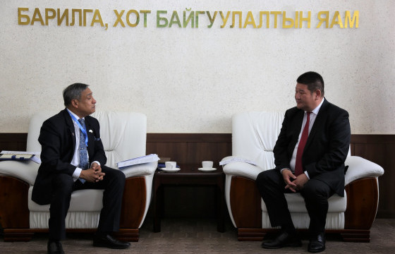 БАРИЛГА, ХОТ БАЙГУУЛАЛТЫН САЙД Б.МӨНХБААТАР НҮБ-ЫН МОНГОЛ ДАХЬ СУУРИН ЗОХИЦУУЛАГЧ ТАПАН МИШРАГ ХҮЛЭЭН АВЧ УУЛЗЛАА