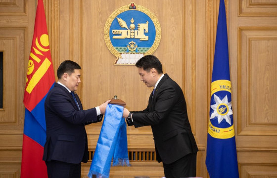 Үе, үеийн Ерөнхий сайд нь намын даргаа авдаг сан даа, Л.Оюун-Эрдэнэ ээ