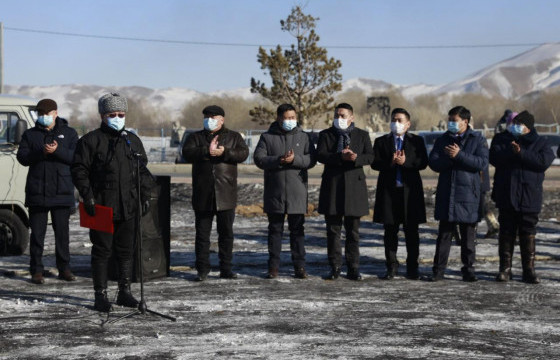 УИХ-ын дарга Г.Занданшатар Баянхонгор аймгийн ахмад настан, малчдад 400 тонн хүнс, тэжээлийн тусламж гардууллаа